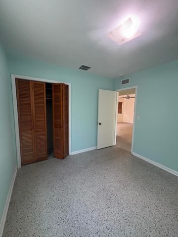 422 S Arnold Avenue, Lantana, FL 33462