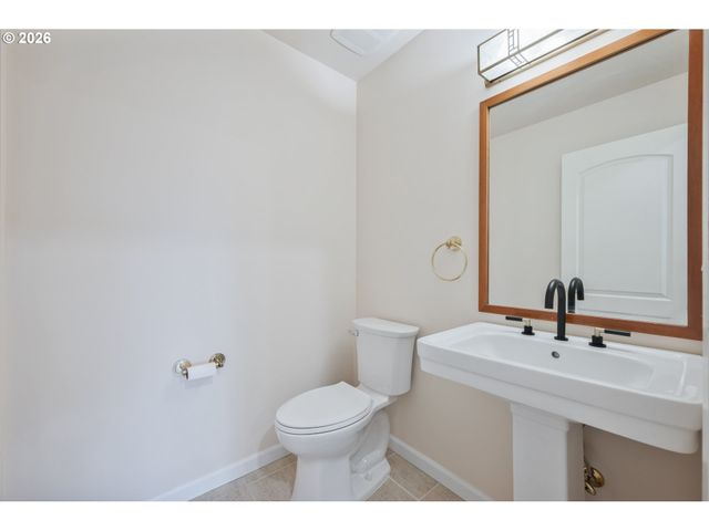 245 W ST JAMES Pl, Longview, WA 98632