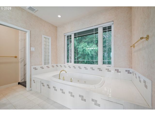 245 W ST JAMES Pl, Longview, WA 98632