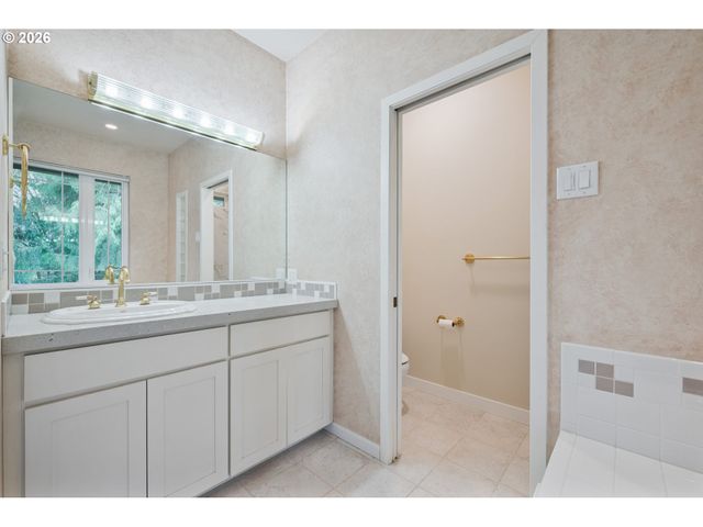 245 W ST JAMES Pl, Longview, WA 98632