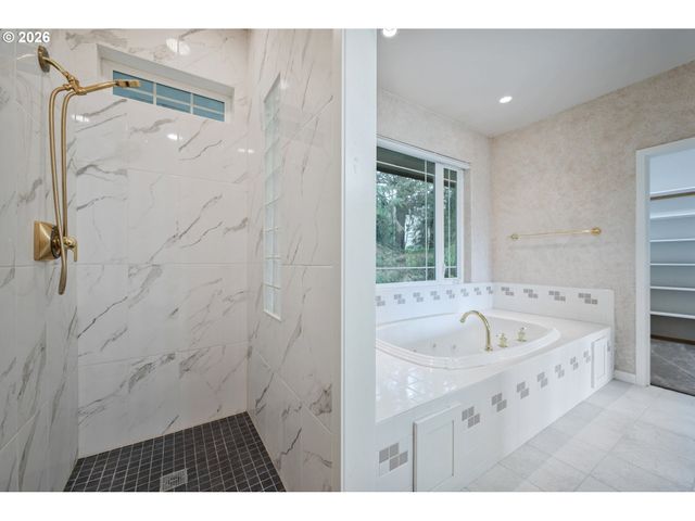 245 W ST JAMES Pl, Longview, WA 98632