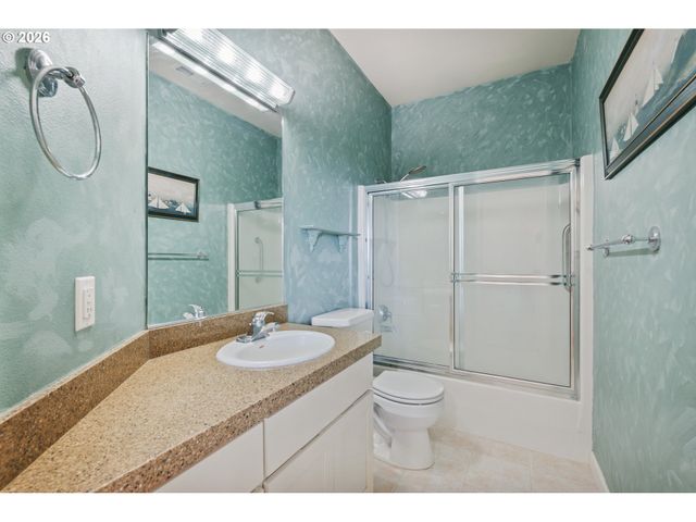 245 W ST JAMES Pl, Longview, WA 98632