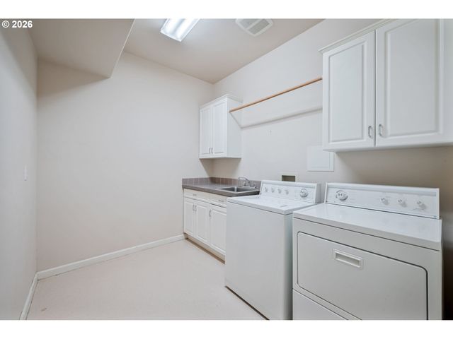 245 W ST JAMES Pl, Longview, WA 98632