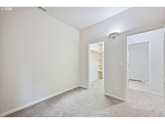 245 W ST JAMES Pl, Longview, WA 98632