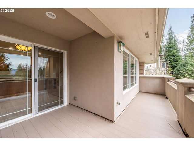 245 W ST JAMES Pl, Longview, WA 98632