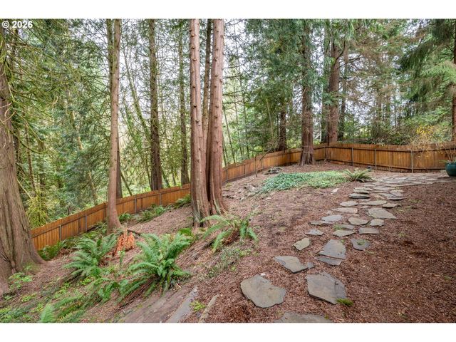 245 W ST JAMES Pl, Longview, WA 98632