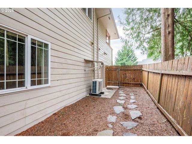 245 W ST JAMES Pl, Longview, WA 98632