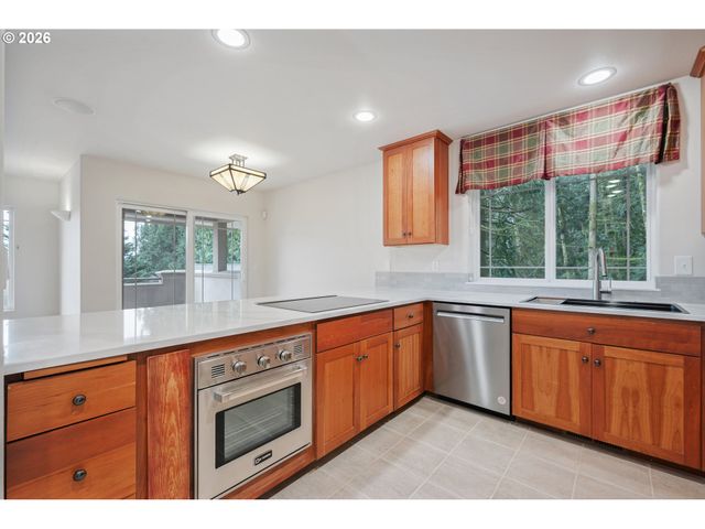 245 W ST JAMES Pl, Longview, WA 98632