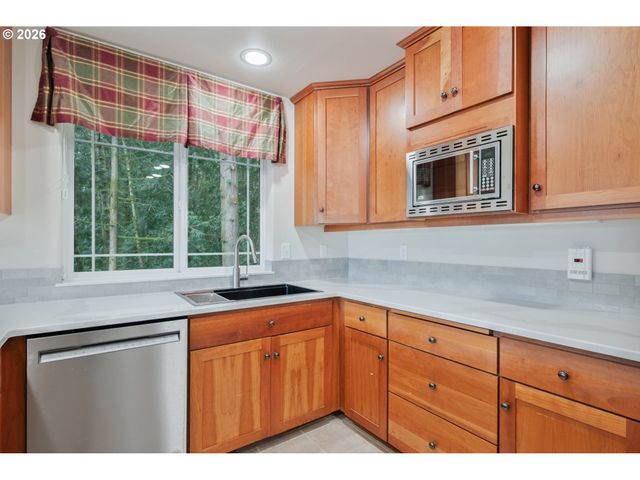 245 W ST JAMES Pl, Longview, WA 98632
