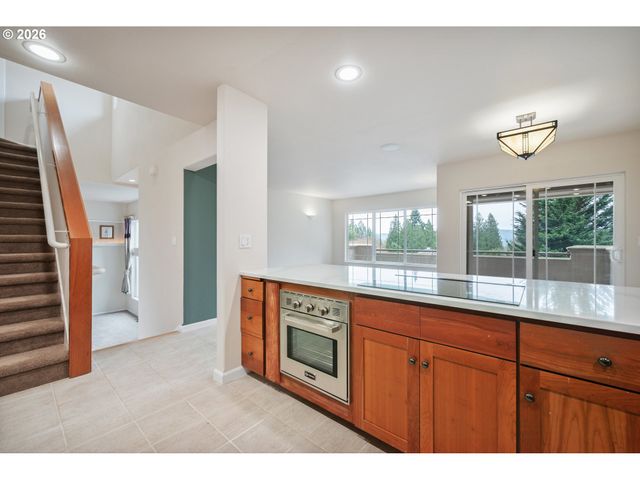 245 W ST JAMES Pl, Longview, WA 98632