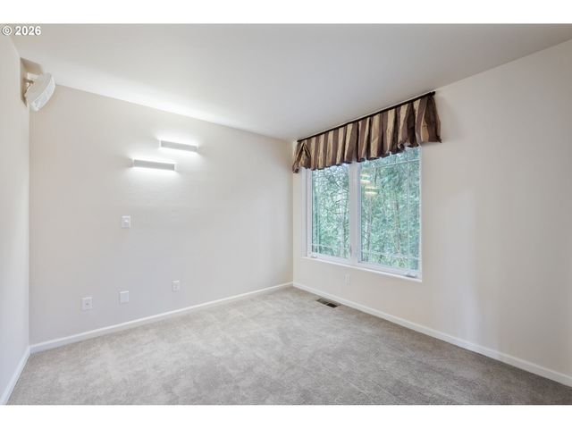 245 W ST JAMES Pl, Longview, WA 98632