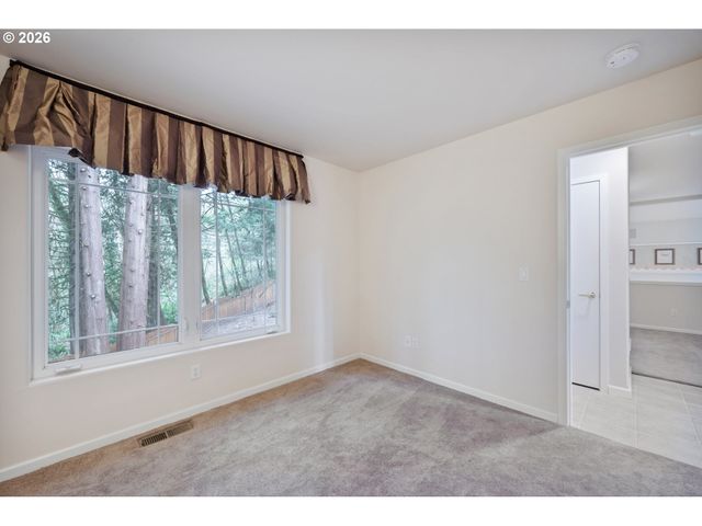 245 W ST JAMES Pl, Longview, WA 98632