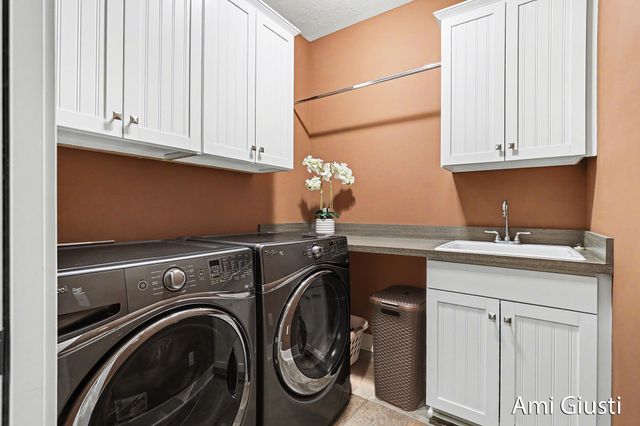 8232 Park West Drive, Jenison, MI 49428