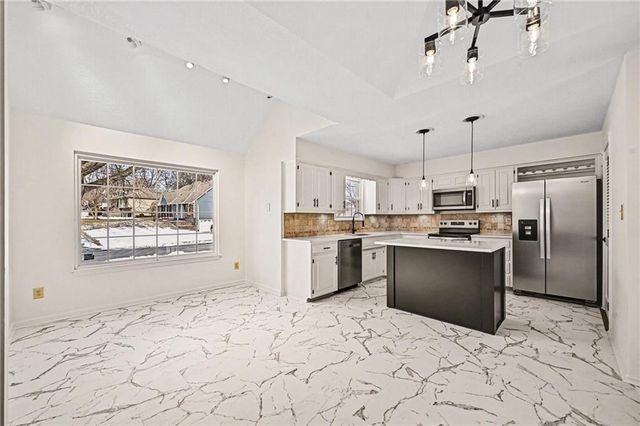 2805 Castle Drive, Independence, MO 64057