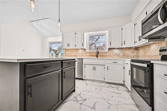 2805 Castle Drive, Independence, MO 64057