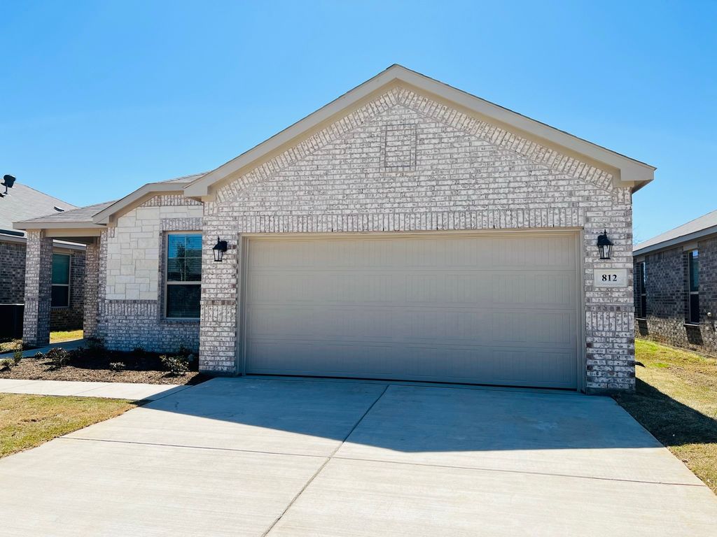 812 Peaceful Brook Drive, Fort Worth, TX 76140