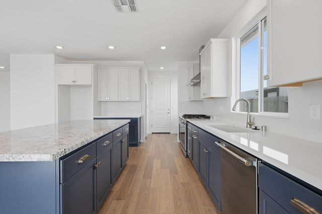 7064 Carbone Dr, Roseville, CA 95747