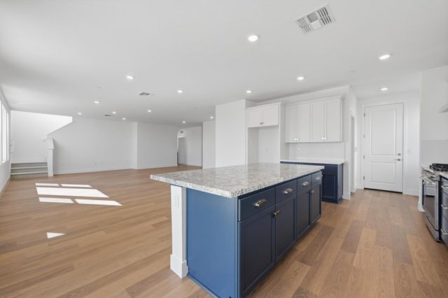 7064 Carbone Dr, Roseville, CA 95747