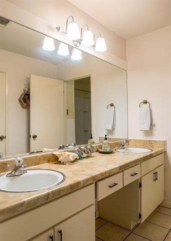 252 Meadowlakes DR, Meadowlakes, TX 78654