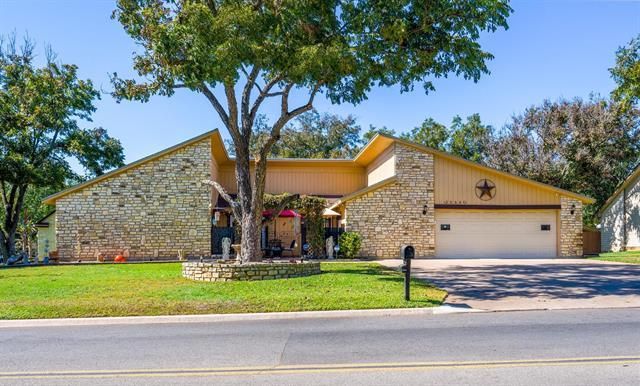 252 Meadowlakes DR, Meadowlakes, TX 78654