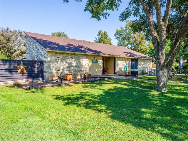 252 Meadowlakes DR, Meadowlakes, TX 78654