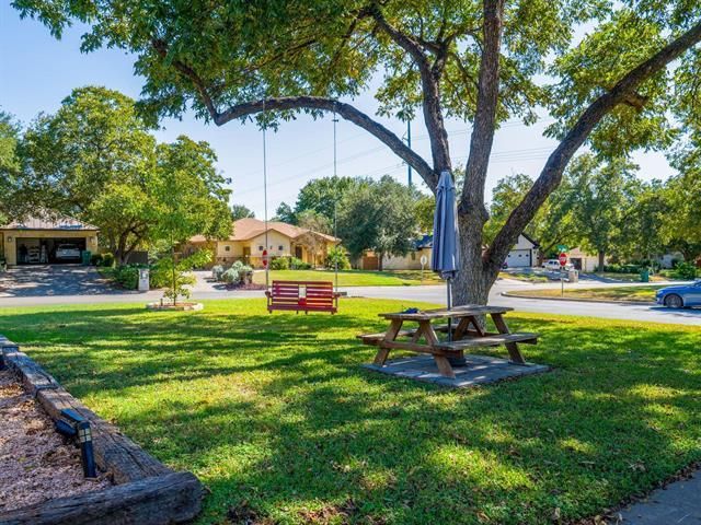 252 Meadowlakes DR, Meadowlakes, TX 78654