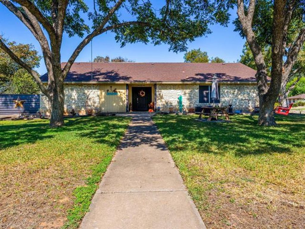 252 Meadowlakes DR, Meadowlakes, TX 78654