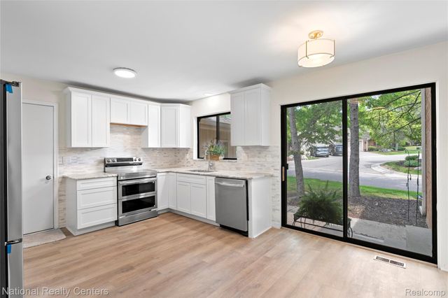 7103 Pebble Park Drive, West Bloomfield Charter Township, MI 48322