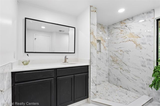 7103 Pebble Park Drive, West Bloomfield Charter Township, MI 48322