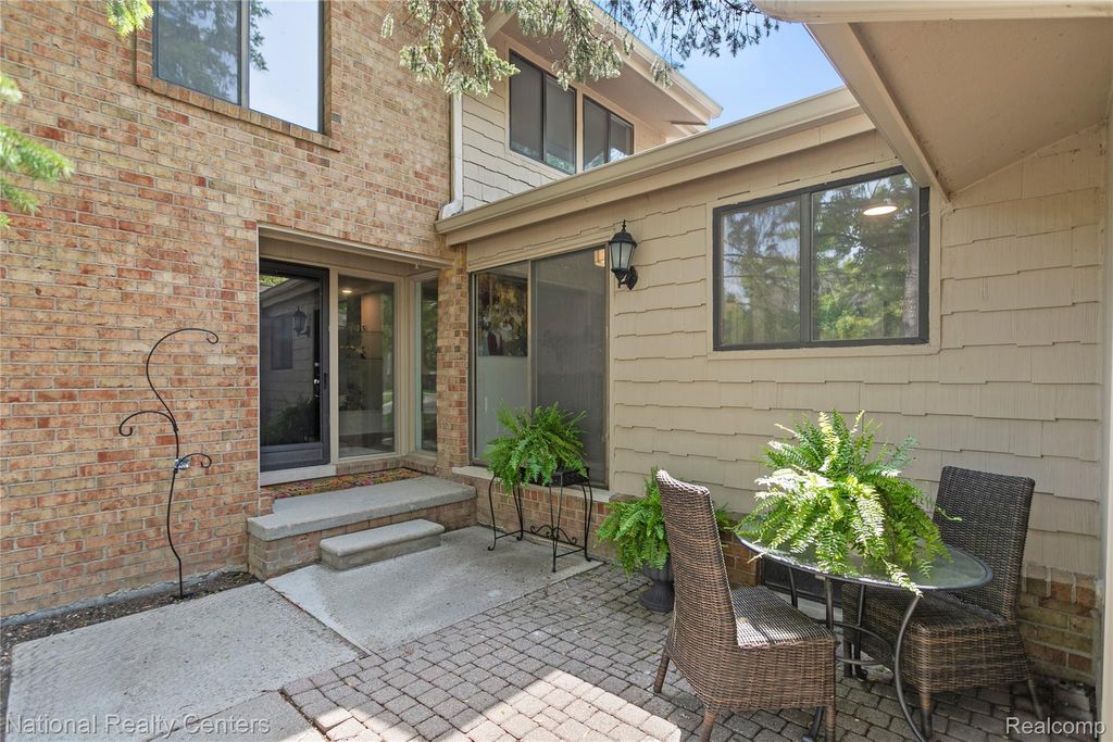 7103 Pebble Park Drive, West Bloomfield Charter Township, MI 48322