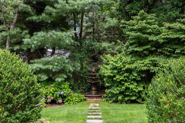 898 Chicken Valley Road, Matinecock, NY 11560