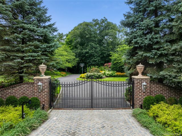898 Chicken Valley Road, Matinecock, NY 11560
