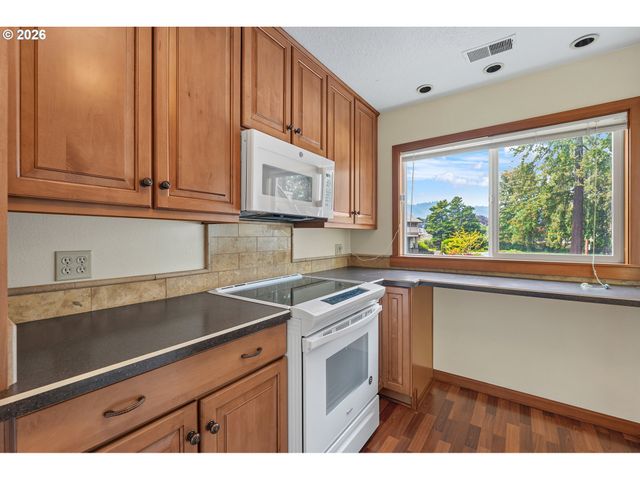 7577 N EDGEWATER Ave, Portland, OR 97203