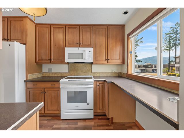 7577 N EDGEWATER Ave, Portland, OR 97203