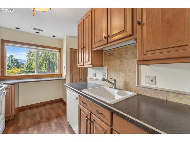 7577 N EDGEWATER Ave, Portland, OR 97203