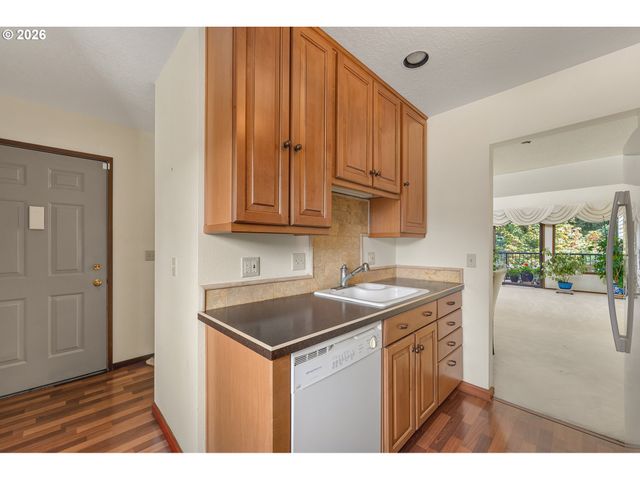 7577 N EDGEWATER Ave, Portland, OR 97203