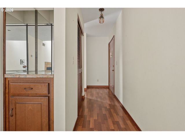 7577 N EDGEWATER Ave, Portland, OR 97203