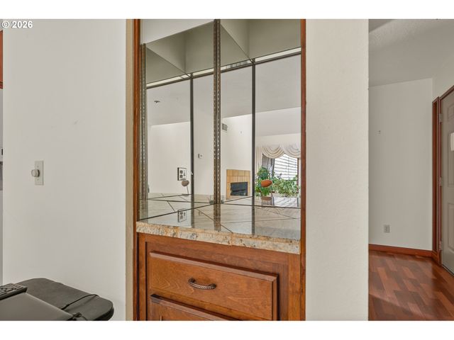 7577 N EDGEWATER Ave, Portland, OR 97203