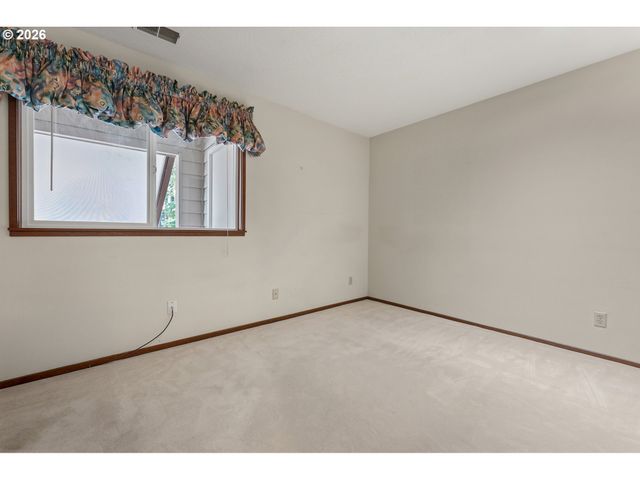 7577 N EDGEWATER Ave, Portland, OR 97203