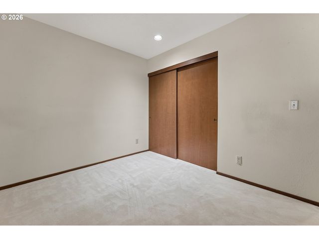 7577 N EDGEWATER Ave, Portland, OR 97203