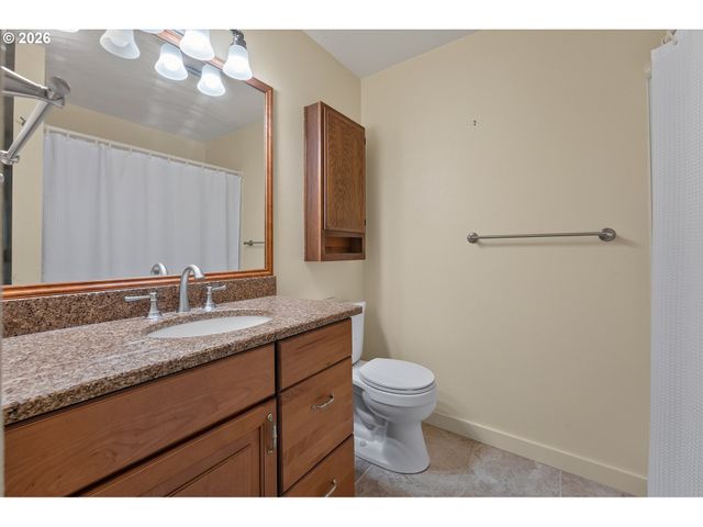 7577 N EDGEWATER Ave, Portland, OR 97203