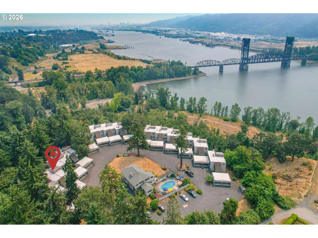 7577 N EDGEWATER Ave, Portland, OR 97203