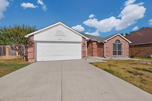 5203 Alta Vista Lane, Arlington, TX 76017