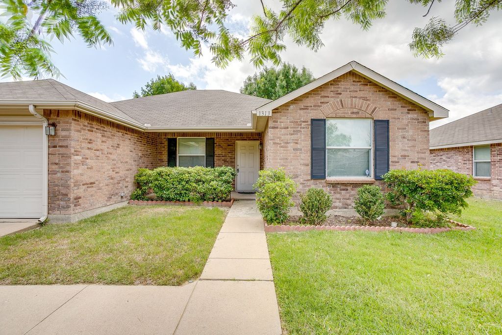1313 Lauren Drive, Burleson, TX 76028 — photo 4