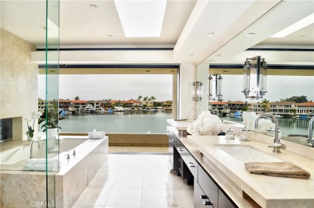 71 Linda Isle, Newport Beach, CA 92660