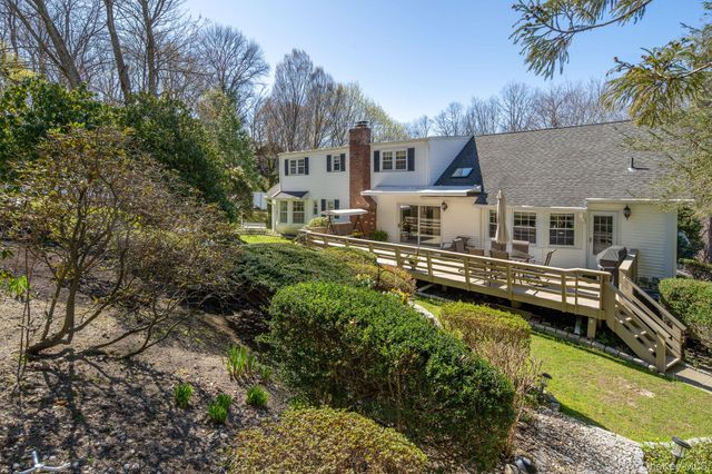 32 Fairway Place, Cold Spring Harbor, NY 11724