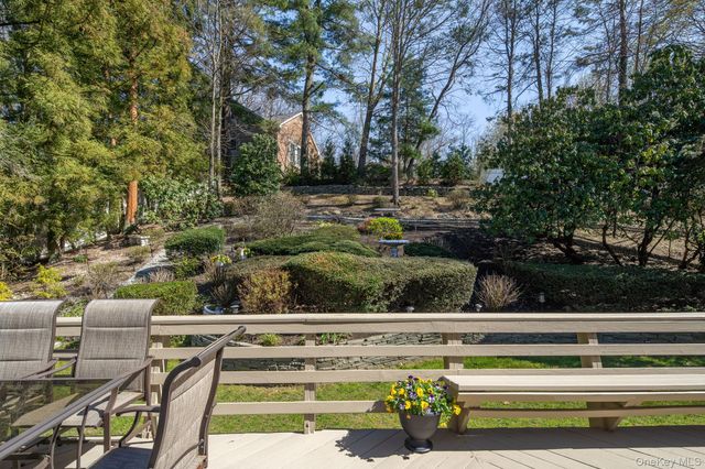 32 Fairway Place, Cold Spring Harbor, NY 11724