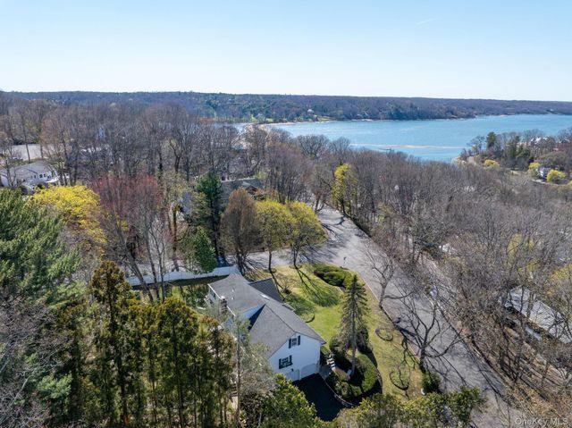 32 Fairway Place, Cold Spring Harbor, NY 11724