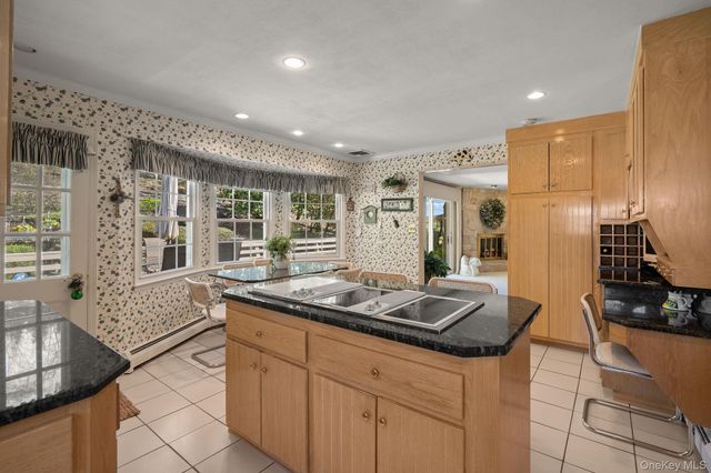 32 Fairway Place, Cold Spring Harbor, NY 11724