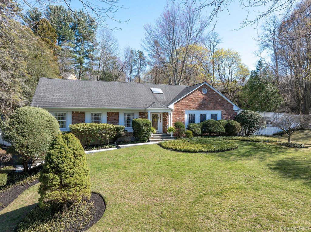32 Fairway Place, Cold Spring Harbor, NY 11724